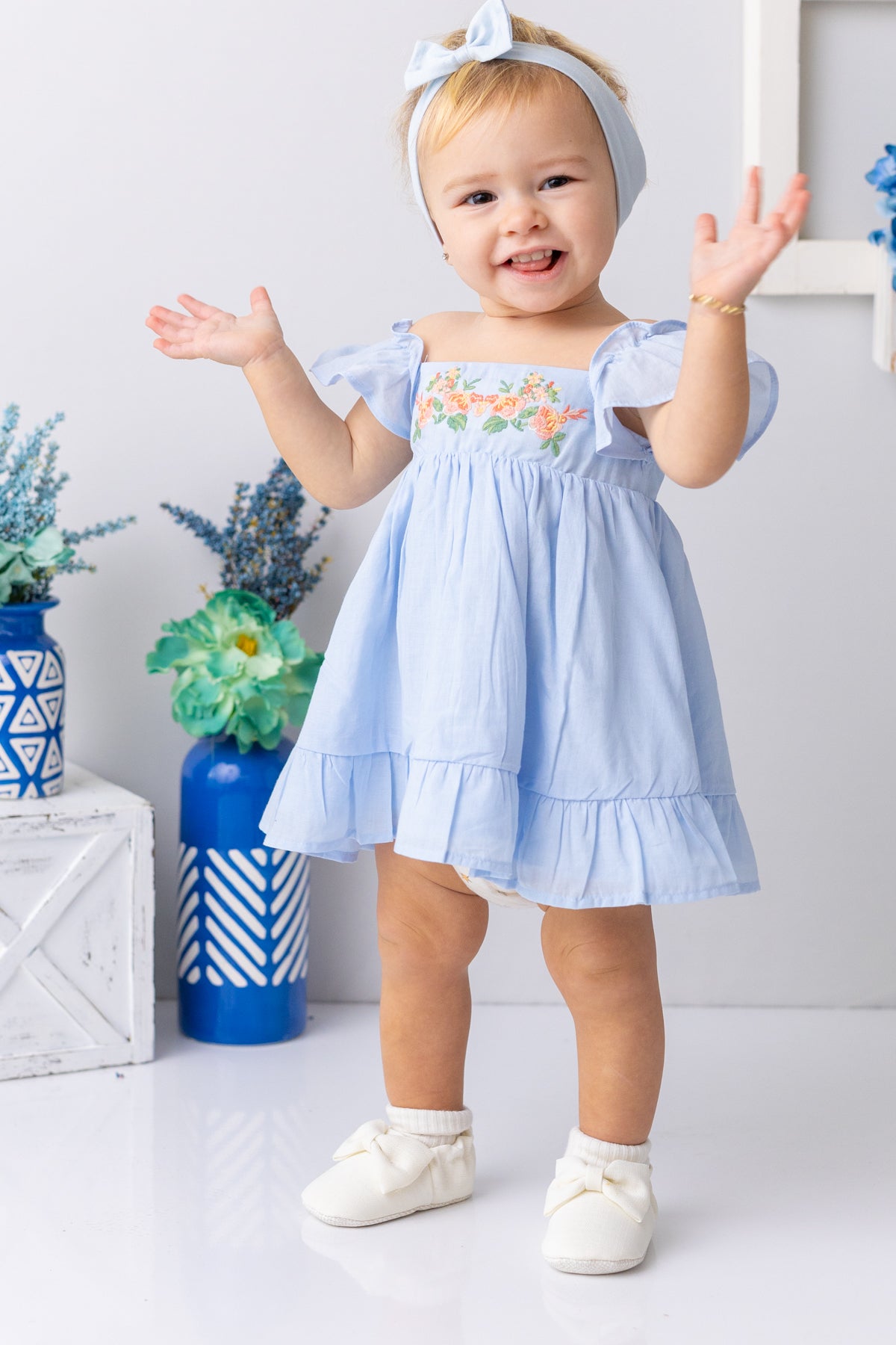 Kız Bebek Yakası ve Eteği Fırfırlı Nakışlı Vual Elbise