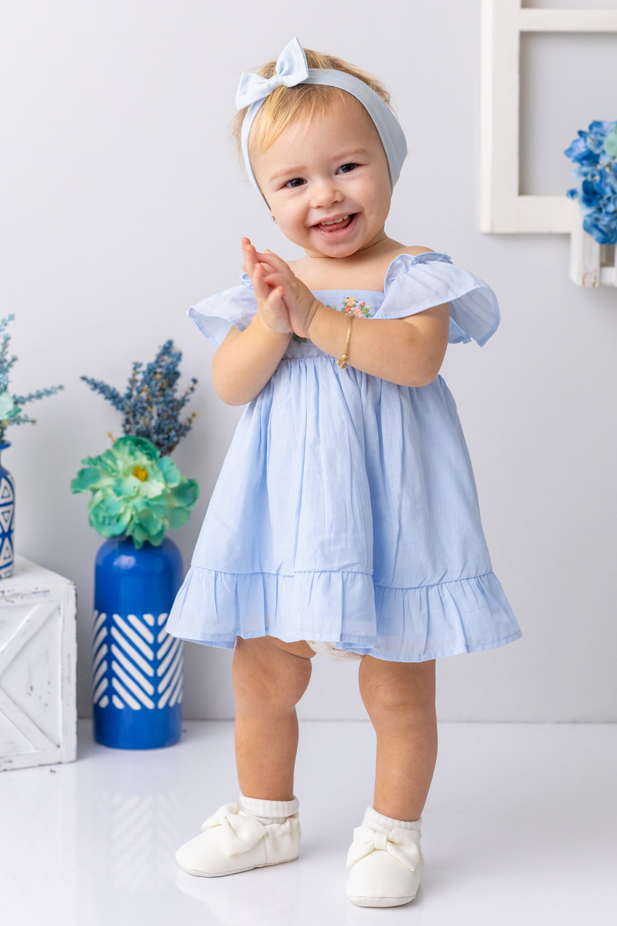 Kız Bebek Yakası ve Eteği Fırfırlı Nakışlı Vual Elbise