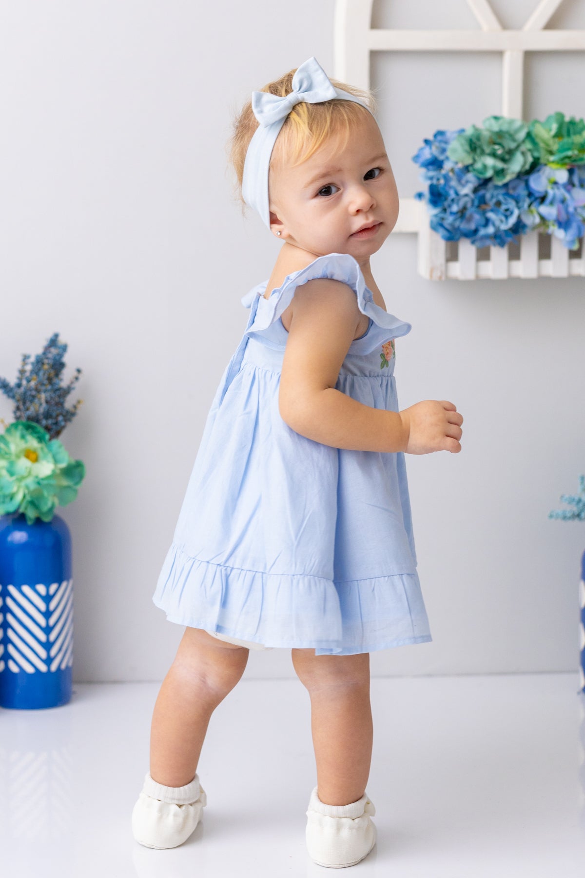 Kız Bebek Yakası ve Eteği Fırfırlı Nakışlı Vual Elbise