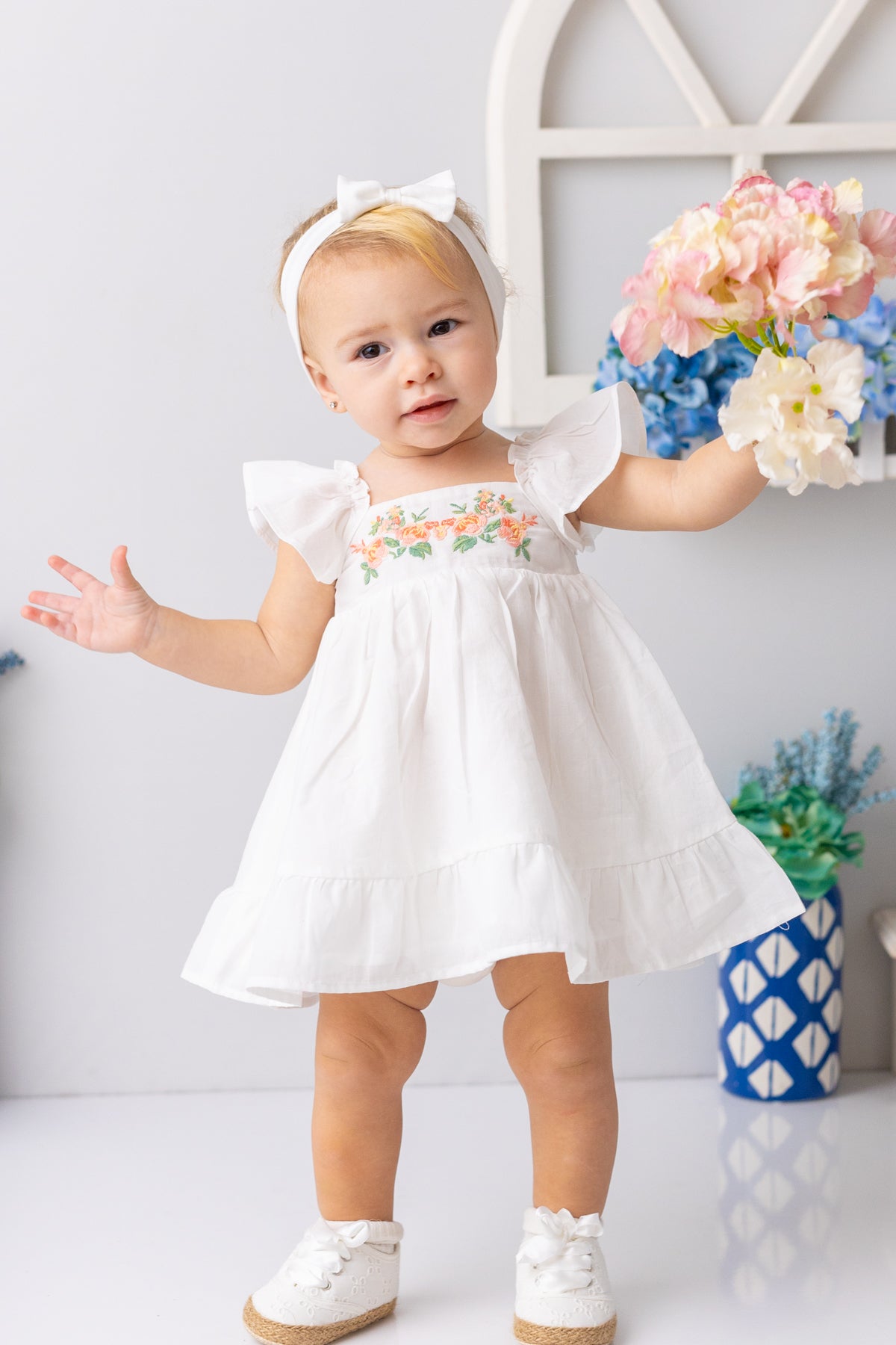 Kız Bebek Yakası ve Eteği Fırfırlı Nakışlı Vual Elbise
