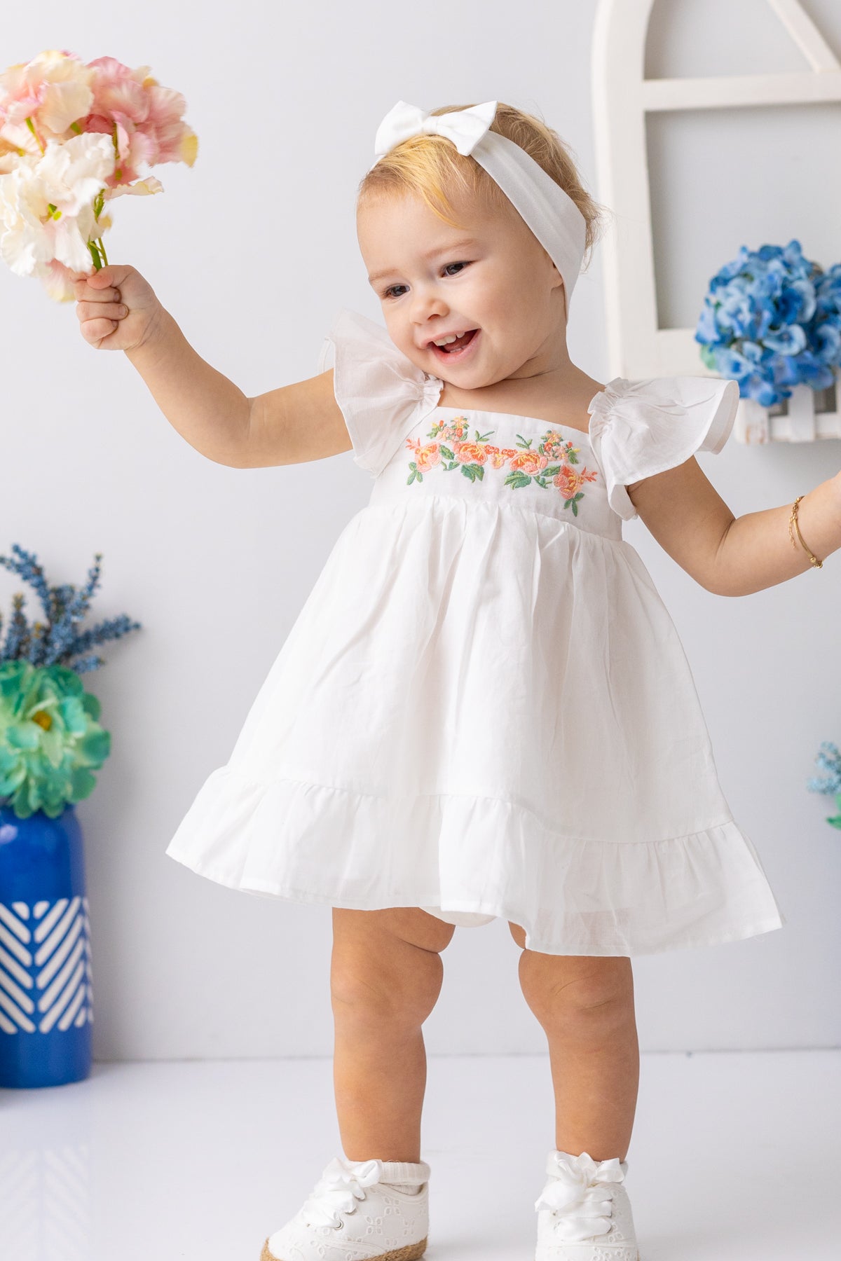 Kız Bebek Yakası ve Eteği Fırfırlı Nakışlı Vual Elbise