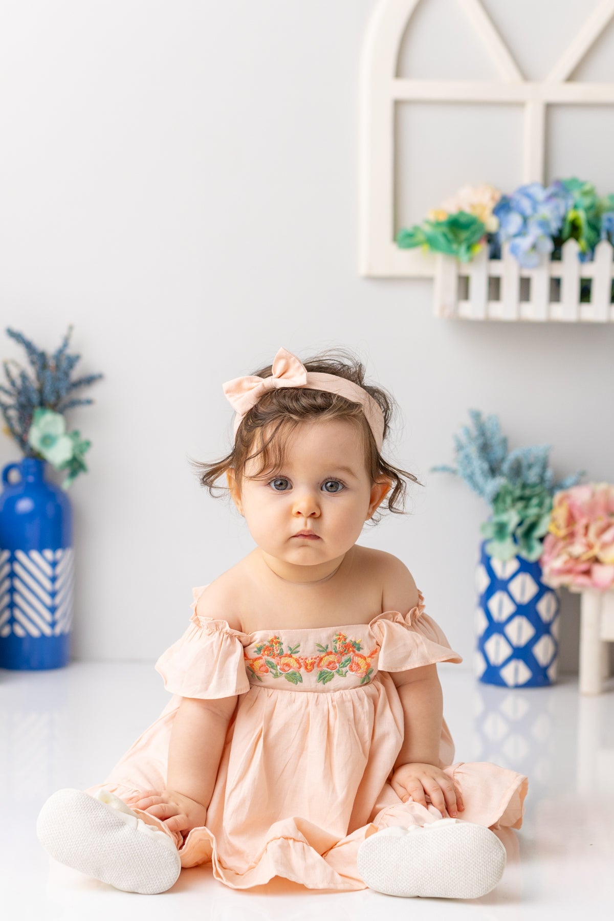Kız Bebek Yakası ve Eteği Fırfırlı Nakışlı Vual Elbise