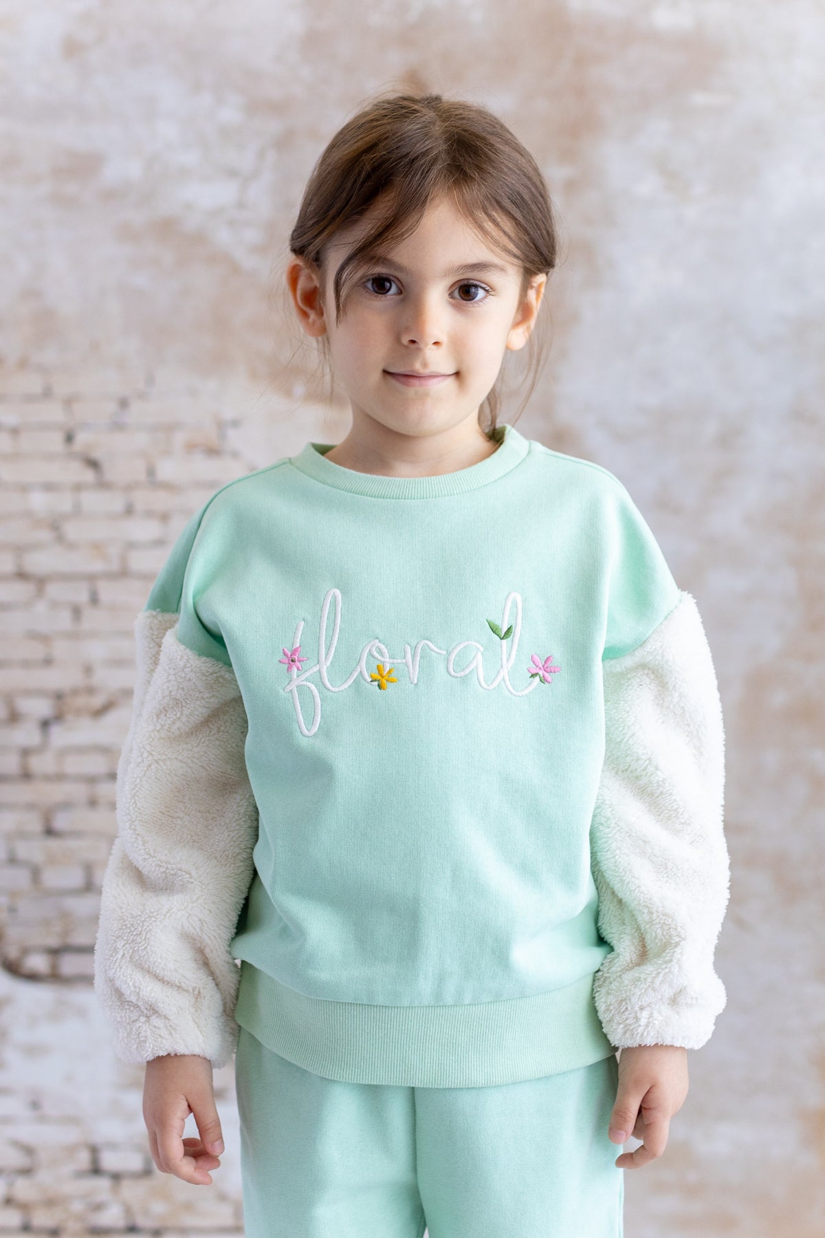 Kız Çocuk Peluş Kol Detaylı Nakışlı Sweatshirt