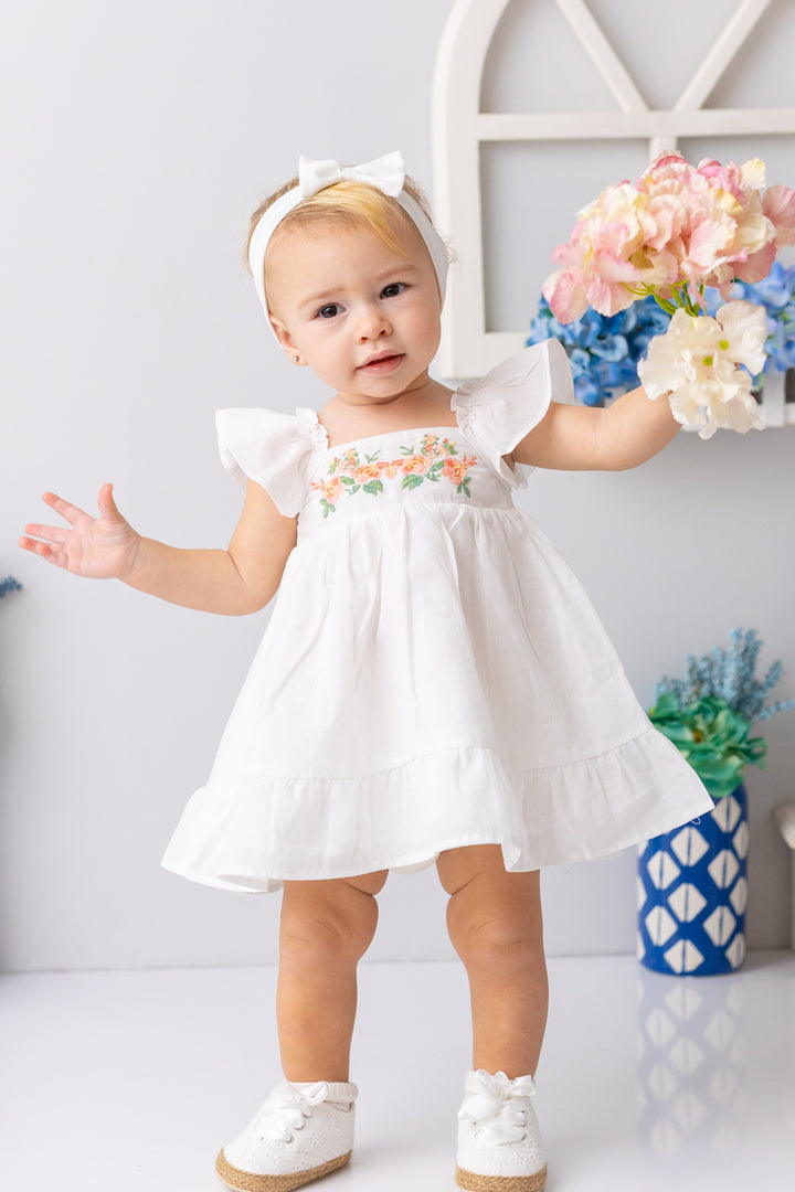 Kız Bebek Yakası ve Eteği Fırfırlı Nakışlı Vual Elbise