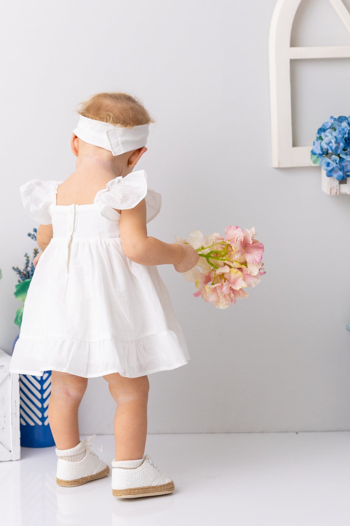 Kız Bebek Yakası ve Eteği Fırfırlı Nakışlı Vual Elbise