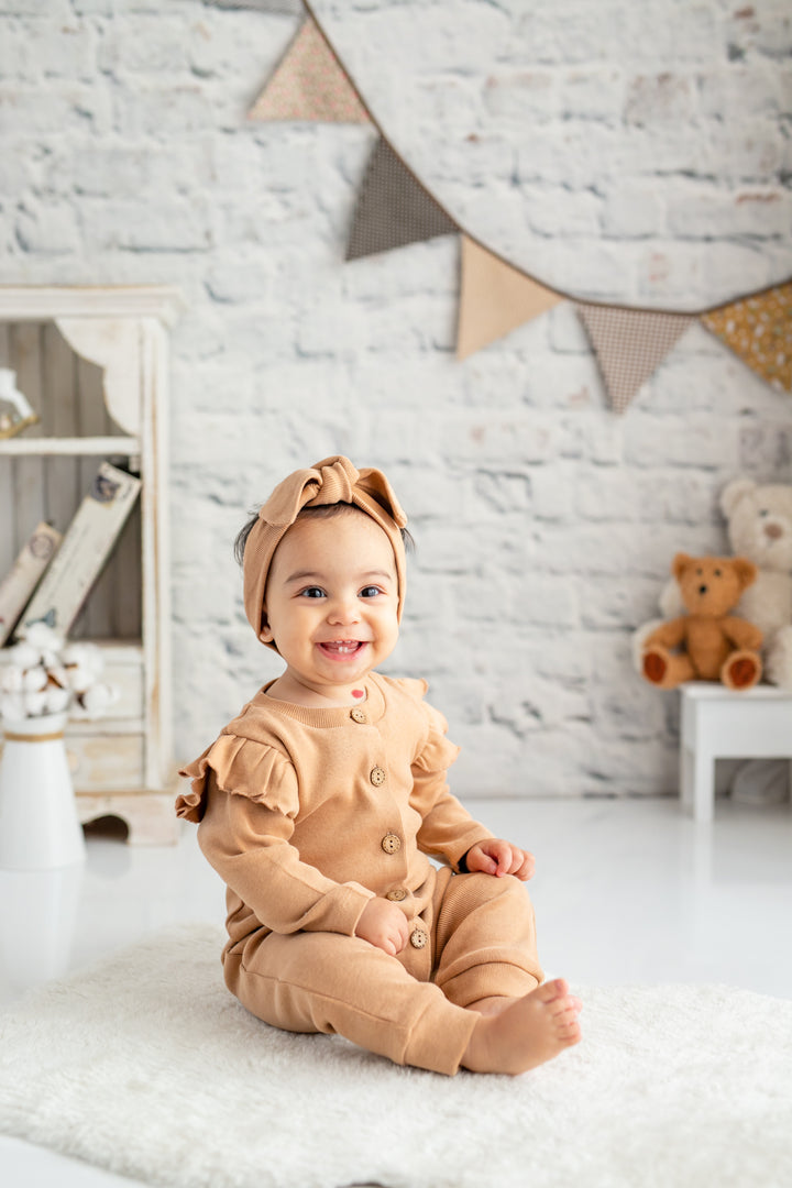 Kiz Bebek Gots Sertifikali %100 Organik Pamuk Kollari Firfirli Tulum ve Bandana Takim